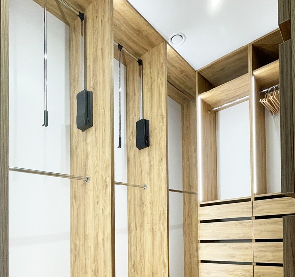 Garderoba na wymiar z podświetleniem